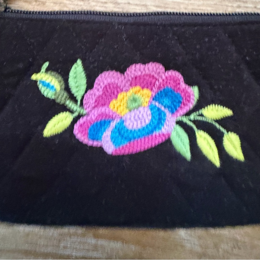 Vera‎ Bradley Adele wristlet black quilted fabric embroidered flower design NWOT - Picture 3 of 6